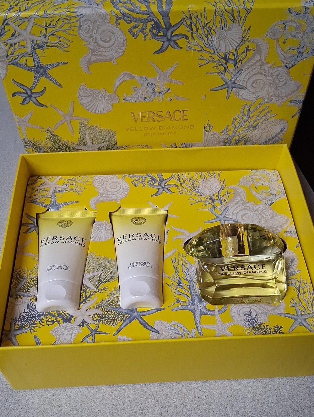 BNIB WOMENS Versace Yellow Diamond Gift Set